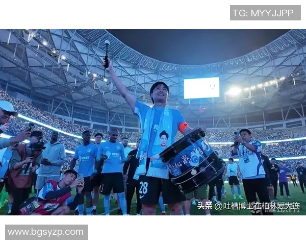 退役足球明星重返赛场再展风采球迷热情高涨期待精彩对决